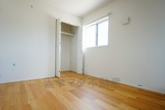 同仕様写真。あると嬉しい1階の一部屋。お子様のお昼寝スペースや客間、お友達やご親戚のお泊り部屋としても使えます。