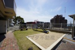 子育て層にうれしい敷地内公園。わざわざ出かけなくても、遊べるので天候に左右されにくいことも助かりますね＾＾