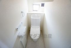 温水洗浄機付トイレです。節水機能もあるので、安心して使えますね。もちろん、1階2階の2ヶ所にトイレがあるので、忙しい朝にもゆとりができますね。