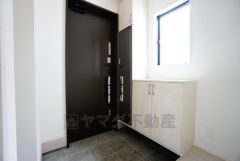 たっぷり収納できるシューズボックスです。家族全員の靴がきれいに整頓できます。棚の上にお花や写真を飾っても良いですね。