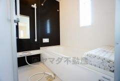 1日の疲れを癒すくつろぎのバスルーム。足を伸ばしてもゆったりと入れるサイズです。お子様と一緒にお風呂に入っても狭くないですね^^