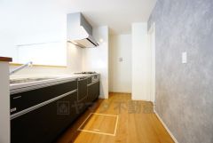 対面式カウンターキッチンからはお子様の様子が見守れます。ダイニングへの配膳や調理の時便利なカウンター付き。