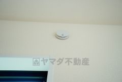 火災発生をいち早く知らせてくれる火災報知器は標準装備です。