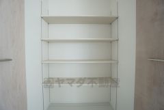 まとめ買いしてもこの収納量なら心配要らずのパントリー。調理家電や食品のストックをすっきりまとめられ、キッチン周りを広々使えます。