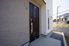 家の顔となる玄関扉がかっこいいと、たくさんの人を招き入れたくなりますね＾＾