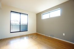 寛ぎの時間を紡ぎだす主寝室は、大型ベッドを置いても余裕の広さを確保しています。