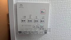 雨の日の洗濯も安心できる浴室暖房乾燥機付き浴室。リモコンで操作もボタン1つで簡単。