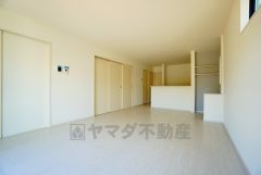 断熱性能の窓ガラスを採用。省エネ、光熱費カットにも貢献します。夏は涼しく、冬は暖かく快適に過ごせますよ＾＾