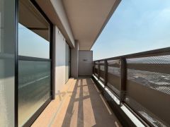 南西側に面したバルコニーは日当たり良好です。お洗濯物も気持ちよく干せそうです。日光浴をしたり、星を眺めたりも良いですね^^