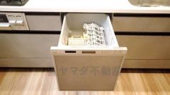 食事の後の手間を解消する食器洗い乾燥機付。冬場の洗い物で手荒れの悩みもなくなります。手洗いよりも節約できて便利。