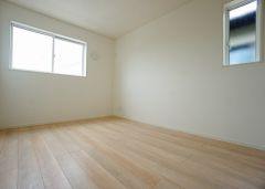 同仕様写真。主寝室としてお使いいただけそうなこちらのお部屋は、日当たりが良く、爽やかな風を感じて起きる朝は、快適生活の始まりに。