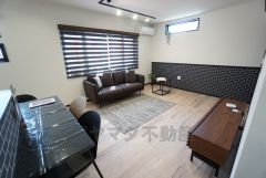 大きな窓のあるリビングは、陽光あふれる明るい空間です。居心地良く、ご家族皆がゆったり寛げる憩いの空間となりそうです。