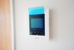 防犯性、セキュリティ対策に安心できるテレビモニター付きインターフォンです。セールスマン対策にもなり安心できます。
