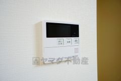 キッチン横からお湯張り、追い炊き、足し湯がボタン一つで楽々操作できる給湯機リモコンです。忙しい夕飯準備の時間帯に重宝しますね。