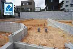 現地（2025年8月6日）撮影。若宮小学校まで徒歩2分と近く、お子様も無理なく通えます。快適でゆとりのある生活空間で新生活を始めましょう^^