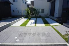 駐車スペースはゆとりある2台分を確保。マイカー用に、お客さま用に、余裕を持ってご利用いただけます。