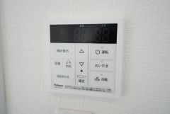 キッチン横からお湯張り、追い炊き、足し湯がボタン一つで楽々操作できる給湯機リモコンです。忙しい夕飯準備の時間帯に重宝しますね。