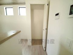 キッチンにある床下収納は、居住スペースを減らさずに買い置きの調味料や非常食などを保管することができます。