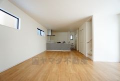 窓から光が差し込む明るいリビングダイニングです＾＾