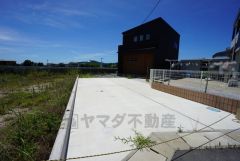 駐車スペースもしっかり確保しています。マイカー用に、お客さま用に、余裕を持ってご利用いただけます。