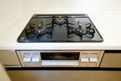 複数の調理を一度に行うことができる3口コンロ。効率よくお料理が出来ます。毎日のお料理も楽しくなりますね＾＾