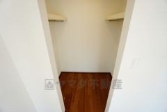 収納力豊富なウォークインクローゼット。洋服や小物などを1箇所にまとめて美しい収納を実現します。スーツケースのような大型の荷物も置けます＾＾