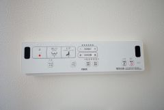 壁リモコンタイプのウォシュレット付き。すっきりした見た目で、トイレ奥の掃除もしやすいです。