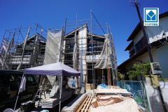 現地（2025年7月30日）撮影。天神行バス停まで徒歩4分＾＾スーパーやコンビニなども近く周辺環境充実。快適でゆとりのある生活空間で新生活を始めましょう^^