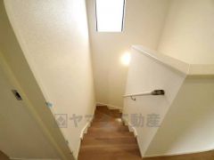 小さなお子様やご高齢の方でも安心できる、手すり付き階段。段差も低めで設定されており、安全性にも優れています。