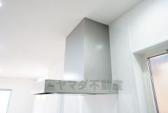 お手入れが簡単なスリム型レンジフードです。調理により発生する油煙や臭いを吸い込み、屋外へ排気してくれます。