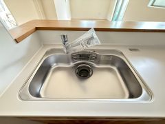 広々とした凸型シンクに洗剤ポケットを標準装備。大きなお鍋など洗いやすいです。