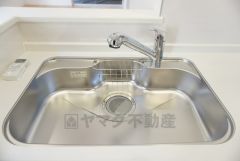 同仕様写真。大きなお鍋も楽々洗える幅の広いシンクです＾＾ステンレスシンクなので簡単にお掃除できますよ。洗剤やスポンジもすっきりできる収納付き。