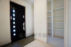 同仕様写真。ご家族の靴をスッキリと片付けられるシューズボックス付きの玄関です＾＾スッキリと片付いた玄関は気持ちがいいです。