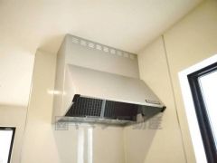 お手入れが簡単なスリム型レンジフードです。調理により発生する油煙や臭いを吸い込み、屋外へ排気してくれます。