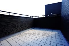 同仕様写真。陽当たりの良いバルコニーです。お洗濯やお布団干しはもちろん、日光浴スペースにも。足元は防水工事施工済です。