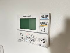 キッチン横からお湯張り、追い炊き、足し湯がボタン一つで楽々操作できる給湯機リモコンです。