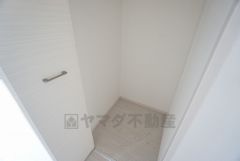 同仕様写真。物が散らかりやすいリビングに収納スペースを確保。書類や雑貨をひとまとめにできまるため、お部屋をすっきりさせることが出来ます。