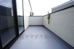 広々としたバルコニー。 天気のいい日にはお布団もまとめて干せそうですね＾＾