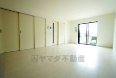 大きな窓のあるリビングは、陽光あふれる明るい空間です。居心地良く、ご家族皆がゆったり寛げる憩いの空間となりそうです。