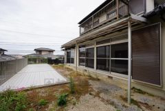 お子様と公園に行けない日も、のびのびお庭で遊べるのがうれしいですね。ガーデニングやお子様のプールなど大活躍です＾＾