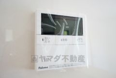 キッチン横からお湯張り、追い炊き、足し湯がボタン一つで楽々操作できる給湯機リモコンです。忙しい夕飯準備の時間帯に重宝しますね。