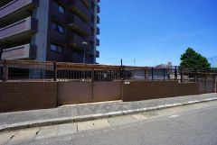 しっかりと扉の閉まるゴミ置き場。ゴミが散らかる心配もありません。