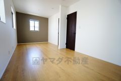 住む人のこだわりを活かす洋室。日当たりがよく、寝室としての利用もおすすめ。広めのクローゼットには荷物をすっきり片付けられ、ゆとりのある暮らしが出来ます＾＾
