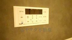 湯量・湯温の設定、そして保温までワンタッチのフルオートバス。便利な追い炊き機能付きです。