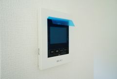 同仕様写真。防犯はもちろん、セールスマン対策にもなるモニター付きインターホンです。お子さん1人での留守番時にも活躍しそうです。
