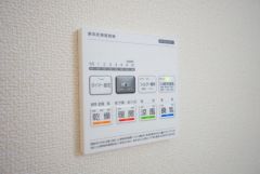 浴室暖房乾燥機付き。天候に左右されず、いつでも好きなときに洗濯物を干せるので、仕事や家事で忙しい方に重宝します。
