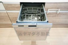 家事の時間が短縮できるフルオープンで開けやすい食器洗い乾燥機付。食事後に家族とのくつろぎタイムをしっかり取れます。