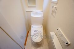 同仕様写真。温水洗浄機付トイレです。節水機能もあるので、安心して使えますね。もちろん、1階2階の2ヶ所にトイレがあるので、忙しい朝にもゆとりができますね。