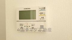 キッチン横からお湯張り、追い炊き、足し湯がボタン一つで楽々操作できる給湯機リモコンです。忙しい夕飯準備の時間帯に重宝しますね。