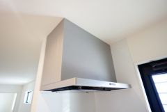 お手入れが簡単なスリム型レンジフードです。調理により発生する油煙や臭いを吸い込み、屋外へ排気してくれます。